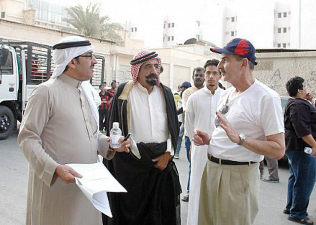 محمد الطويان وعبدالله السدحان والمخرج موفق الصلاح خلال تصوير مسلسل كلنا عيال قرية (2008)