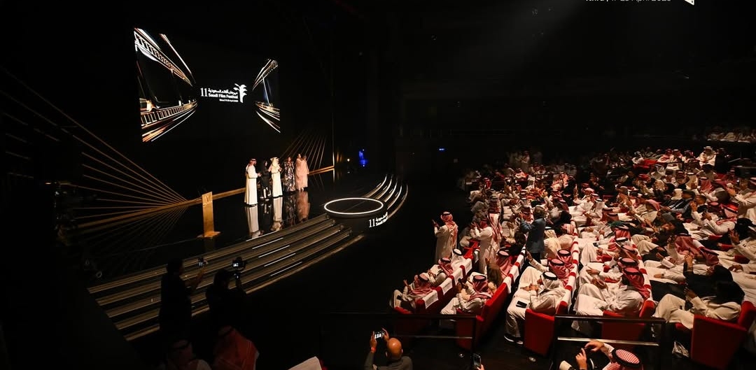 بنهاية حفل الختام هذا الأسبوع لمهرجان أفلام السعودية، يكون المهرجان قد أنهى إحدى عشرة دورة و سبعة عشر سنة منذ وضع الأستاذ الشاعر، وعراب الحِراك السينمائي السعودي، أحمد الملا 