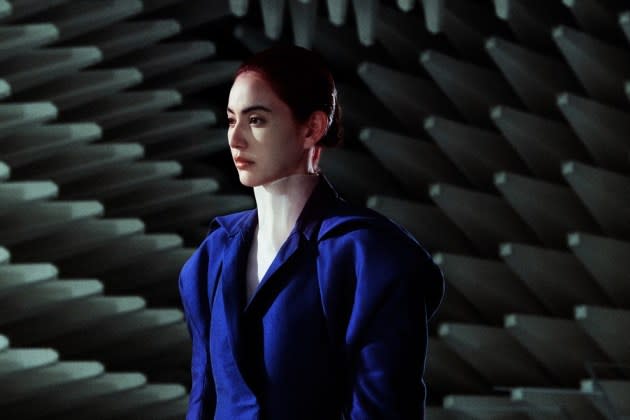 «شبح مفيد»… من إنسان إلى مكنسة كهربائية!