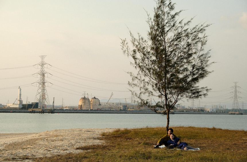 «شبح مفيد»… من إنسان إلى مكنسة كهربائية!