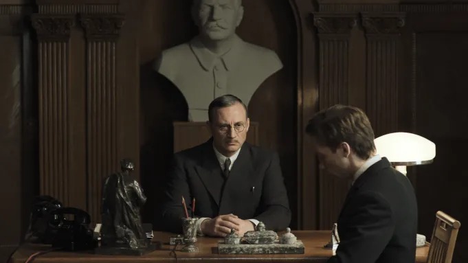 «مدّعيان عامان» لسيرغي لوزنيتسا.. بطلٌ تراجيدي في أوج الطغيان الستاليني