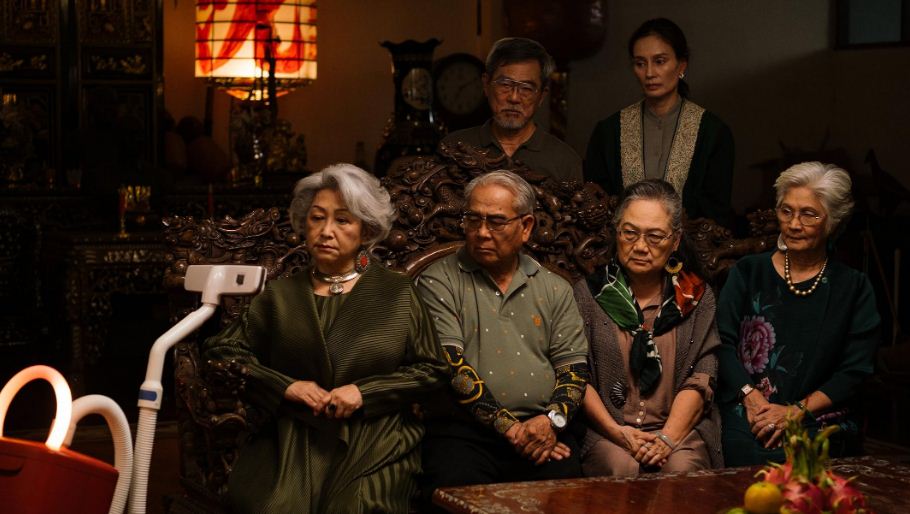 «شبح مفيد»… من إنسان إلى مكنسة كهربائية!