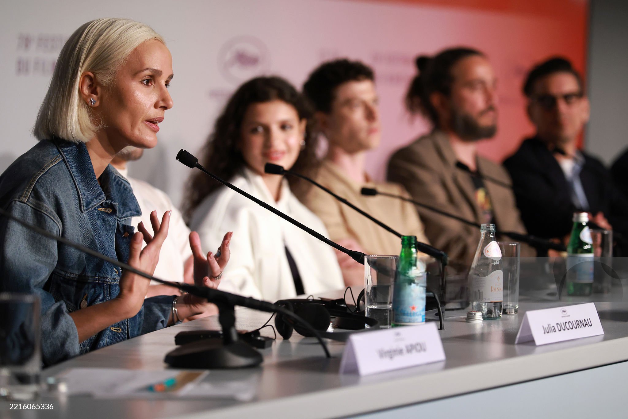 جوليا دوكورناو عن «Alpha»: صنعته من ذكريات الألم والرفض والتمرد
