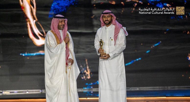 فيصل بالطيور أثناء حصوله على «جائزة الأفلام» (2022)