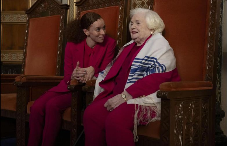 «إلينور العظيمة»: بورتريه لسيدة عجوز في سيرتها المختلقة 