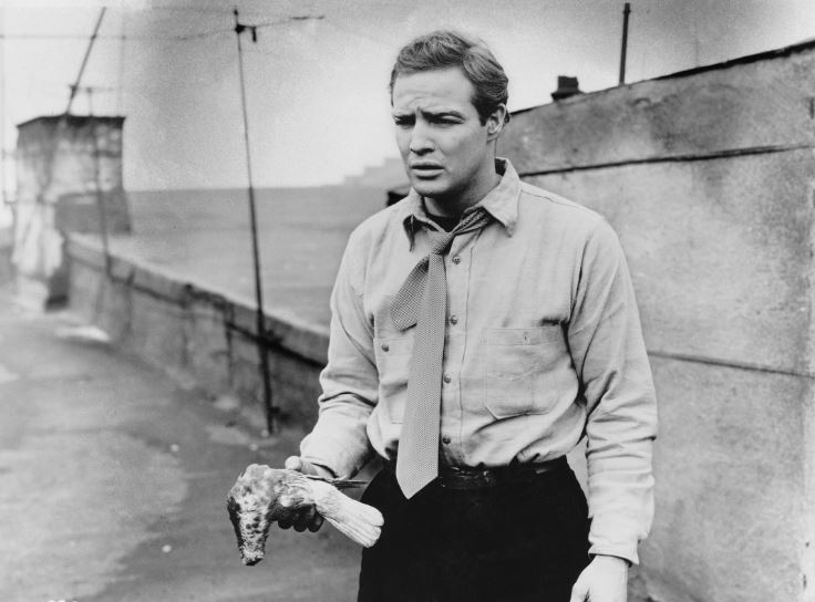 مارلون براندو: من الصهيونية إلى فلسطين.. ومن اليسار إلى النرجسية 