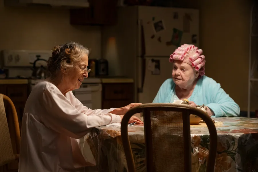 «إلينور العظيمة»: بورتريه لسيدة عجوز في سيرتها المختلقة 