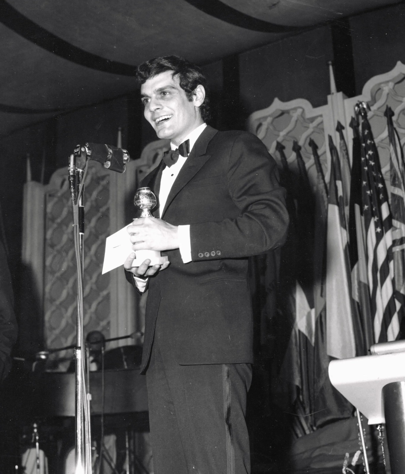 عمر الشريف أثناء حصولة على جائزة «غولدن غلوب» (1963)